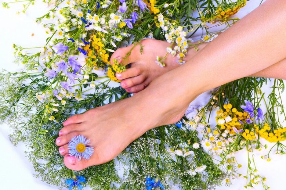 Feet treated against fungus with folk remedies